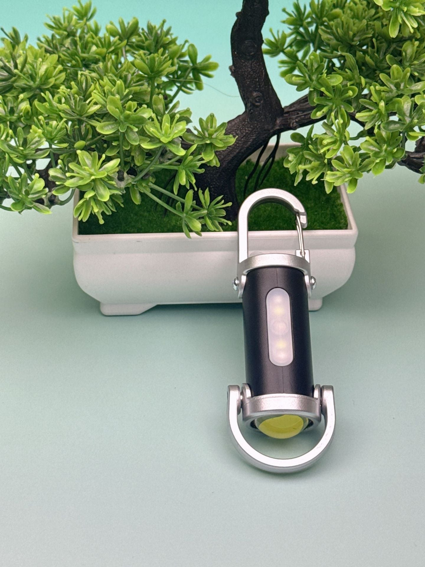 Llavero Linterna Multifuncional Portátil 5W – Luz de Emergencia Compacta con Powerbank y Carga Rápida USB-C