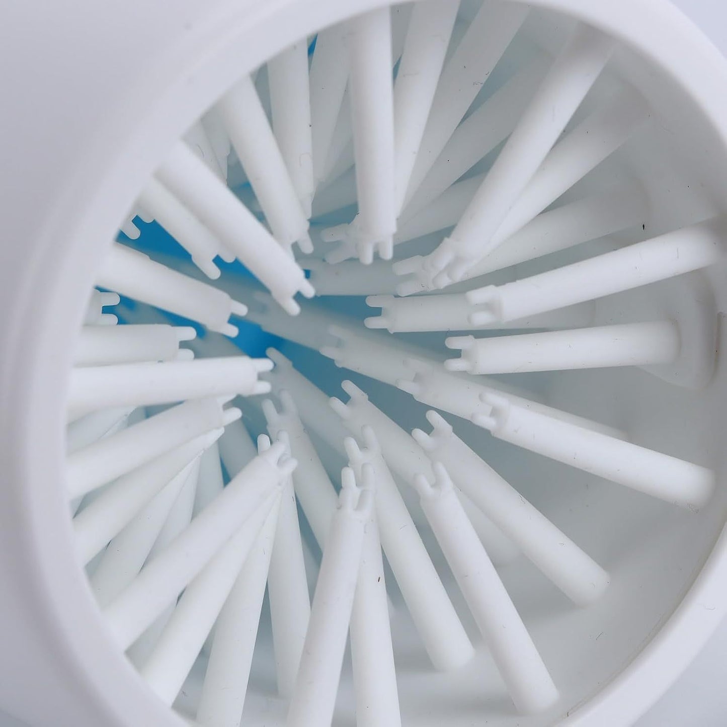 Mini Limpia Patas Portátil de Silicona para Perros Pequeños – Vaso Limpiador Compacto Antibarro con Cerdas Suaves y Diseño Antideslizante